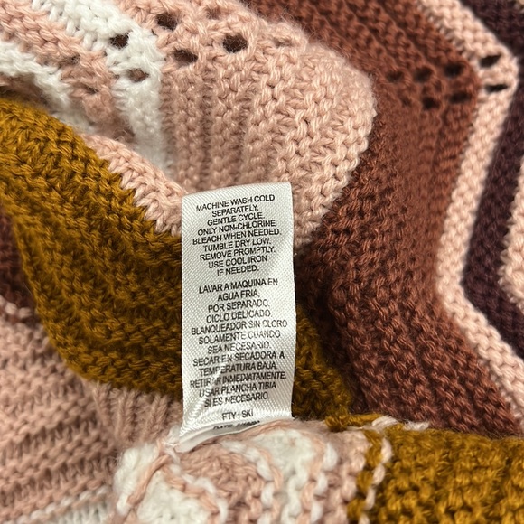 Multi Colored Cropped Knit Sweater with Scalloped Bottom- Juniors Size XL - Picture 8 of 8